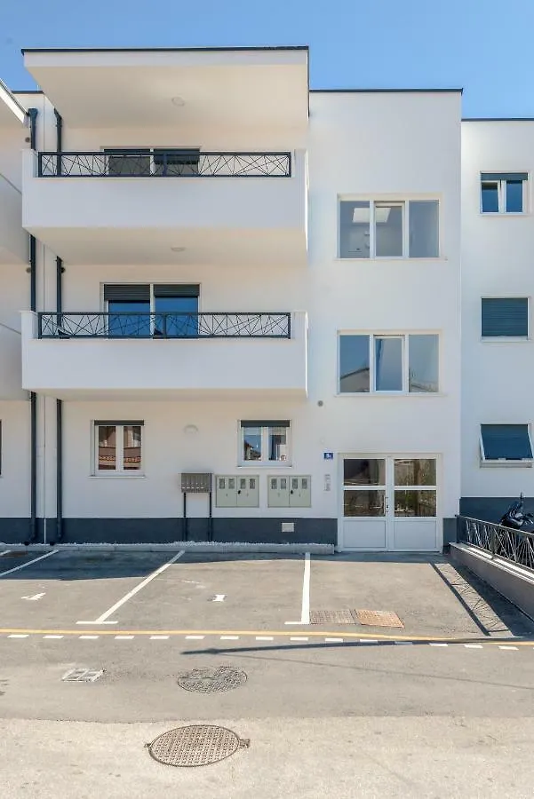 La Vie Est Belle Apartment Trogir